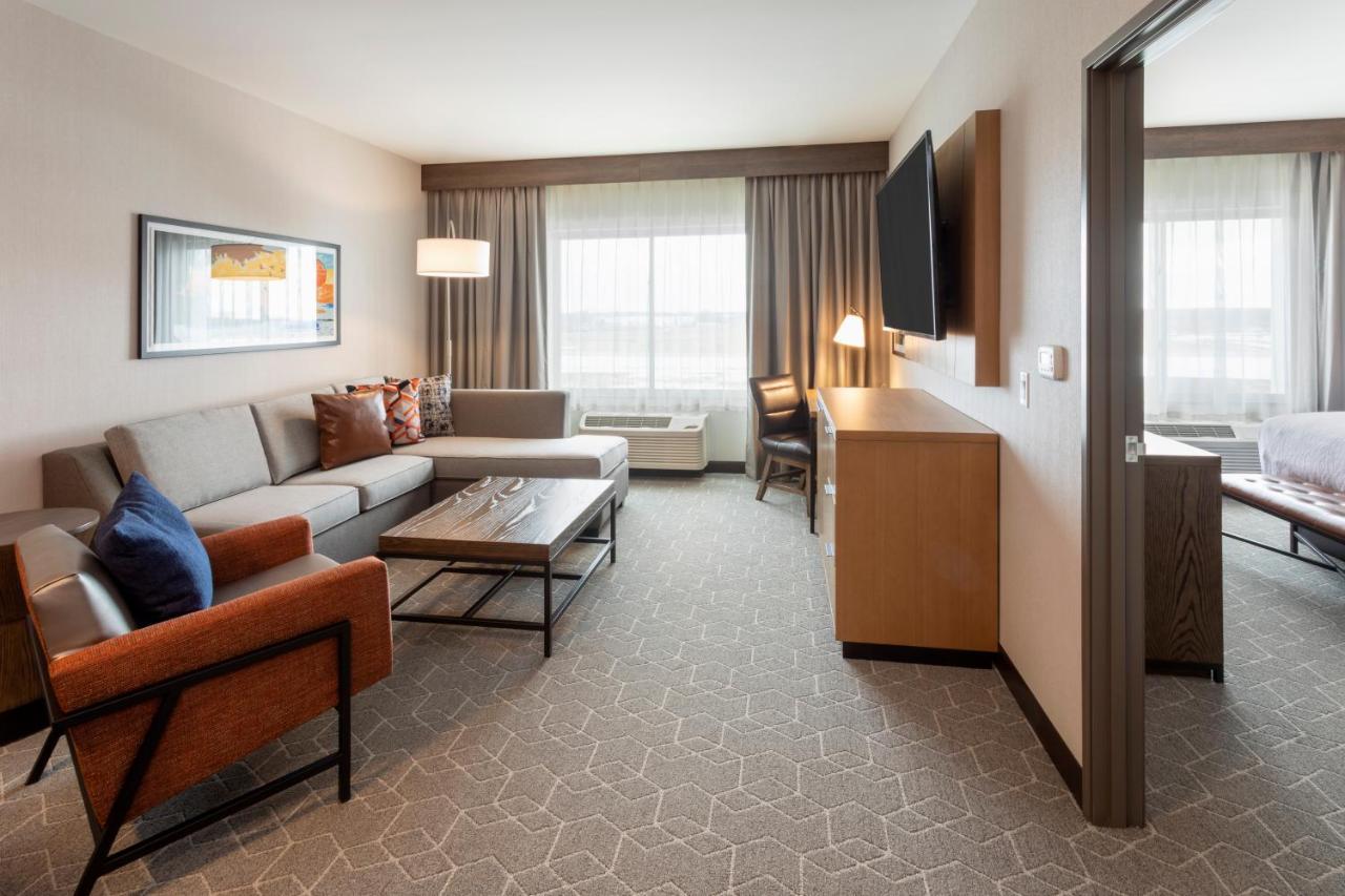 One-Bedroom King Suite with Track View, Non-Smoking